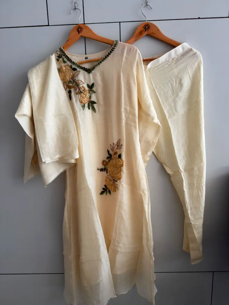 Ivory Mull Chanderi Floral French Knot Kurta Set