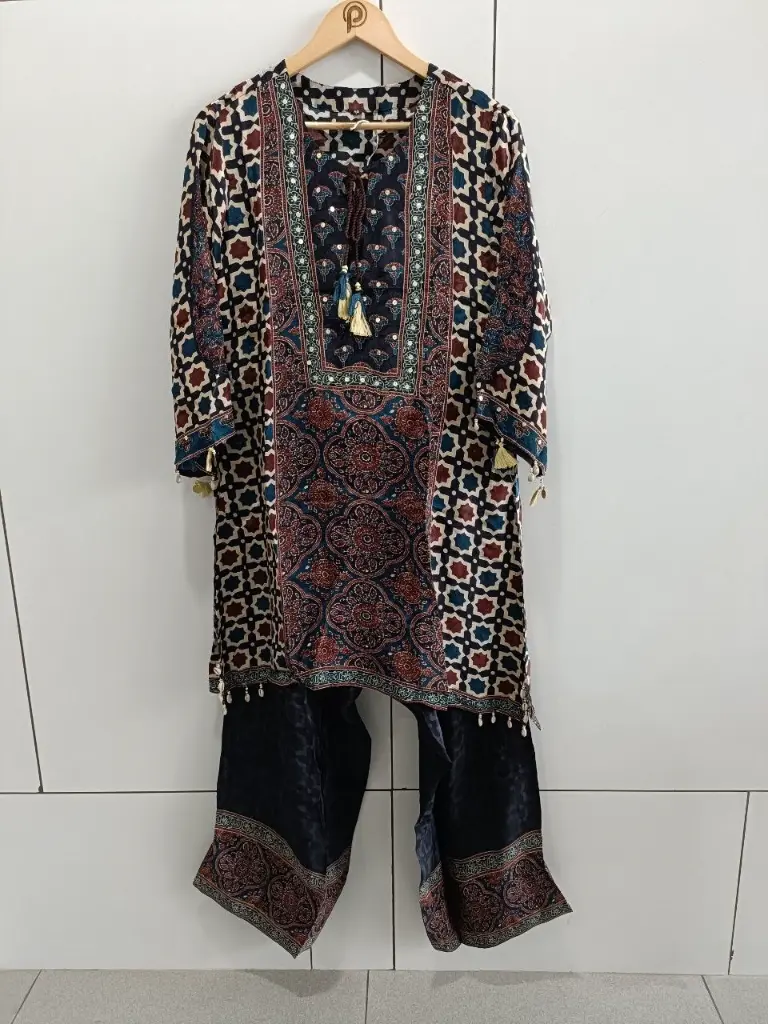 Heritage Fusion Ajrakh Fish-Cut Set